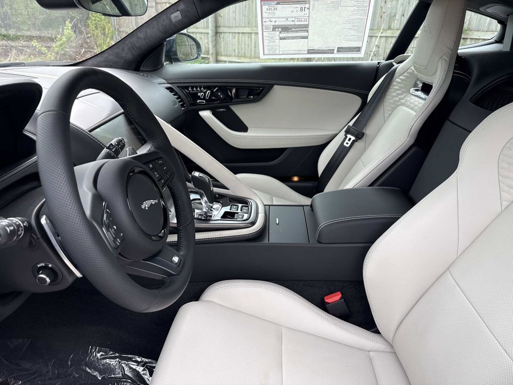 2024 Jaguar F-Type R75 - Photo 20