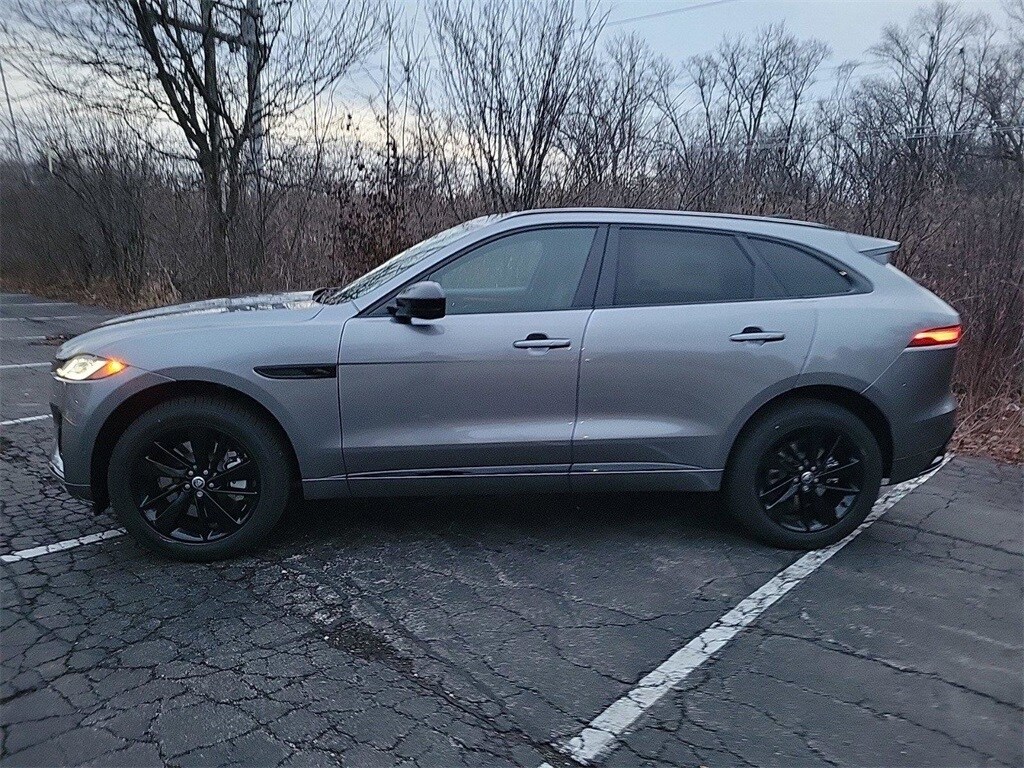 2025 Jaguar F-PACE P400 R-Dynamic S photo 2