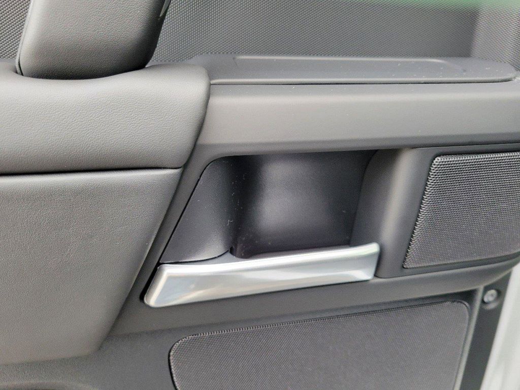 2025 Land Rover Defender X-Dynamic SE - Photo 8