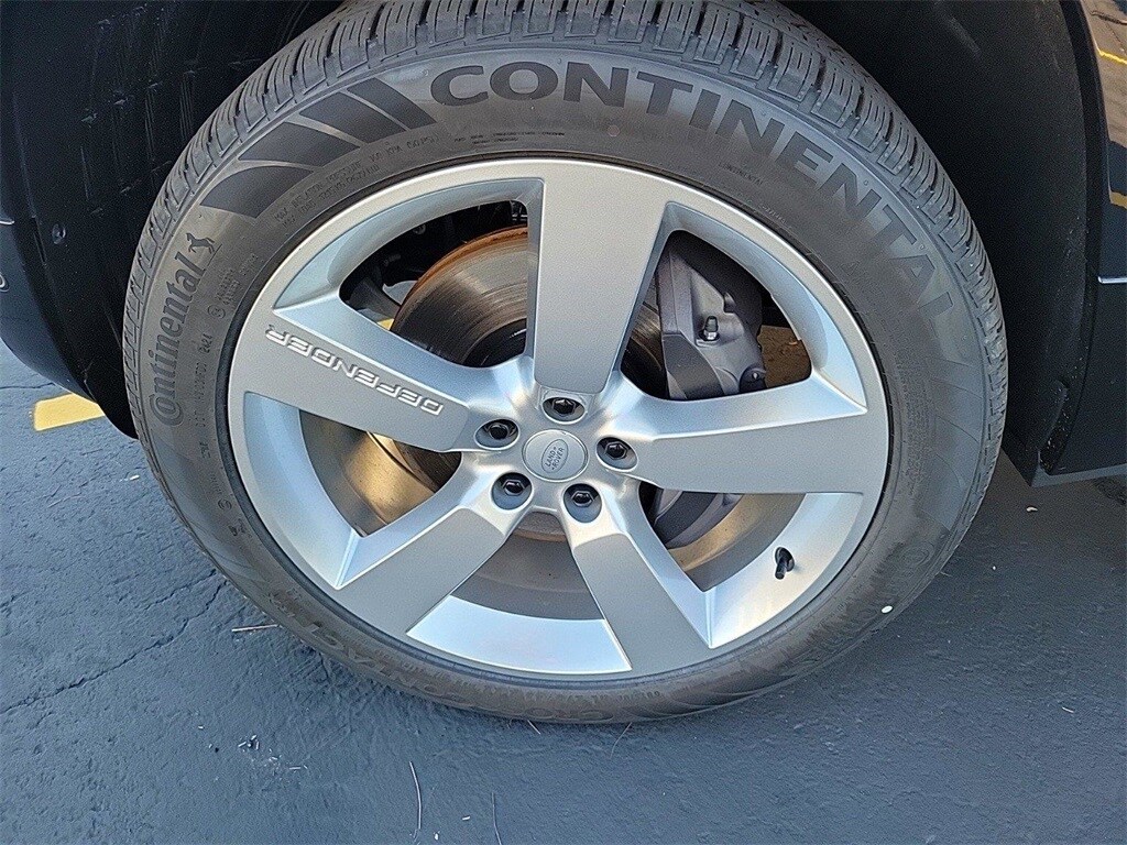 2025 Land Rover Defender 110 X-Dynamic SE photo 3