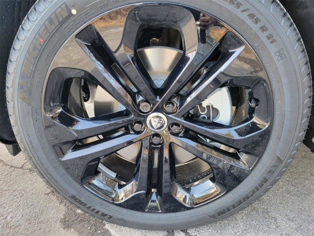 2025 Jaguar F-PACE P400 R-Dynamic S photo 2