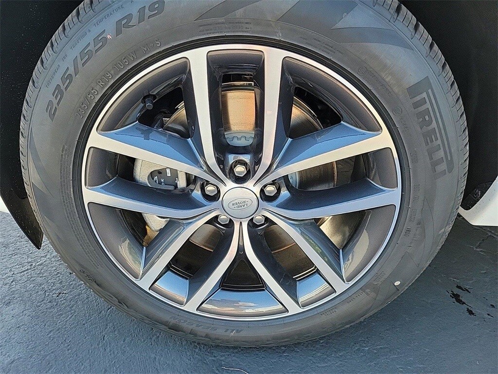 2025 Land Rover Discovery Sport S photo 3