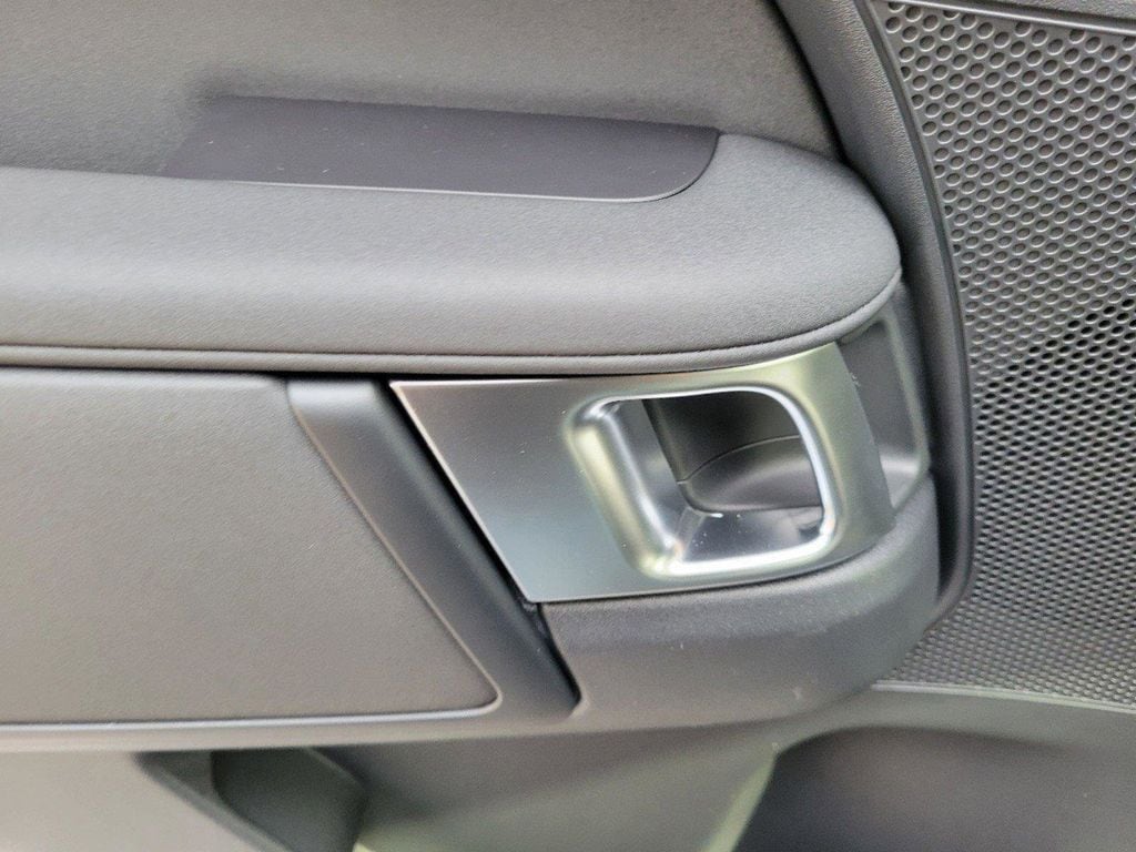 2025 Land Rover Discovery Dynamic SE - Photo 9