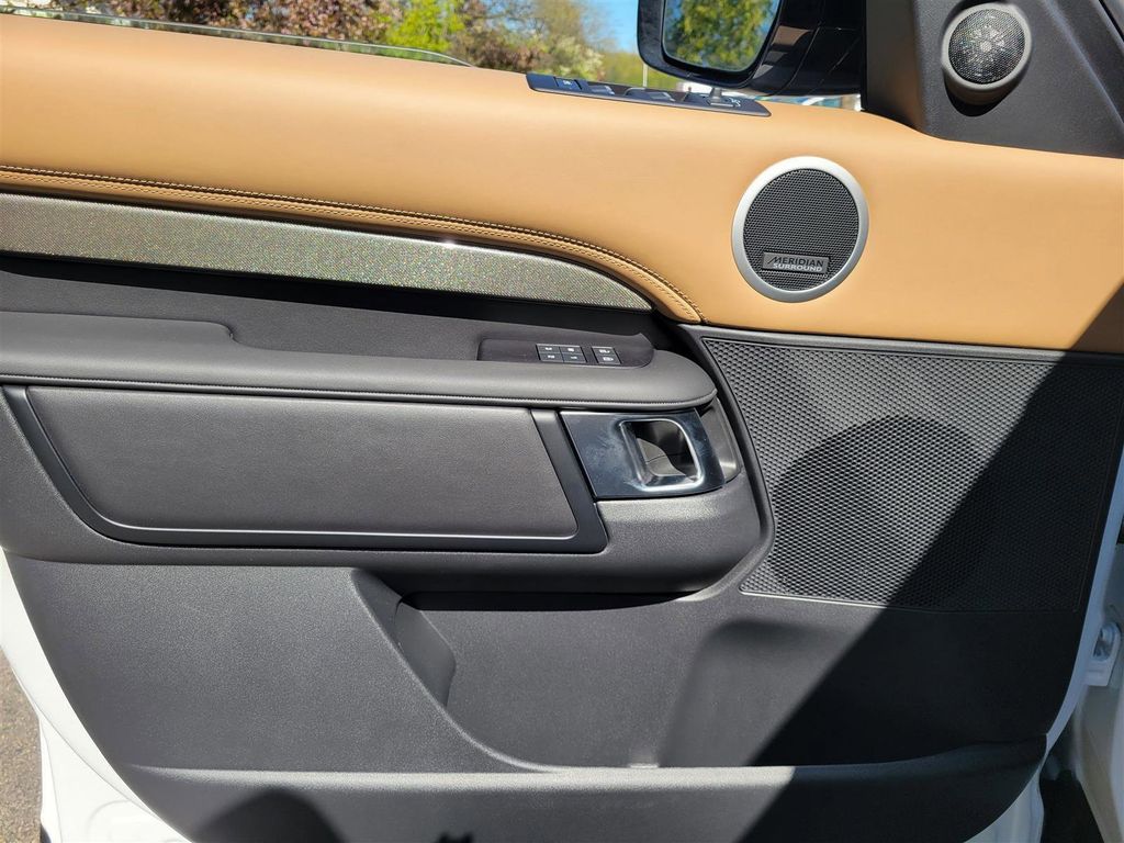 2025 Land Rover Discovery Metropolitan Edition - Photo 17