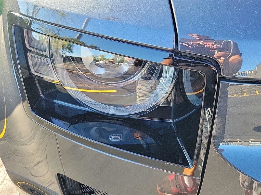 2025 Land Rover Defender 110 X-Dynamic SE photo 4