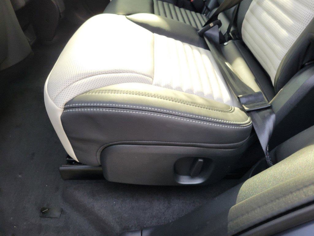 2025 Land Rover Discovery Dynamic SE - Photo 10