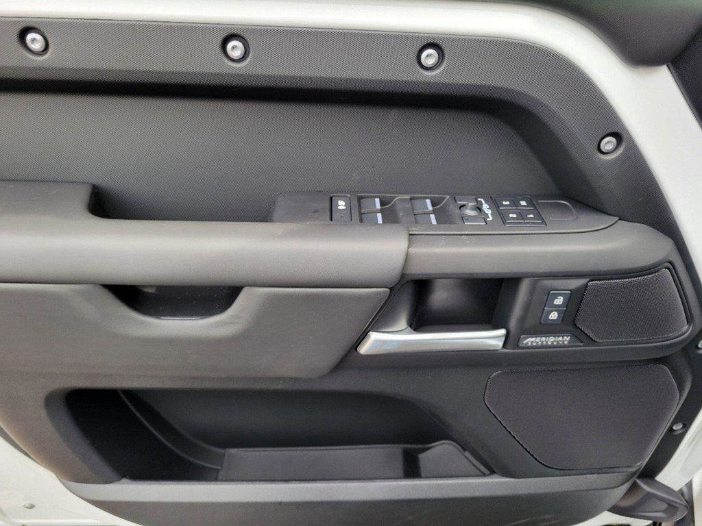 2025 Land Rover Defender X-Dynamic SE - Photo 16