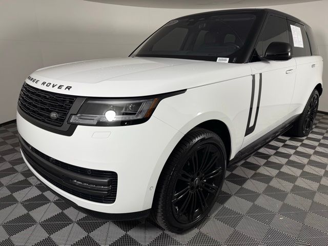 2023 Land Rover Range Rover SE photo 3