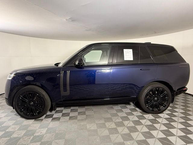 2023 Land Rover Range Rover SE photo 3