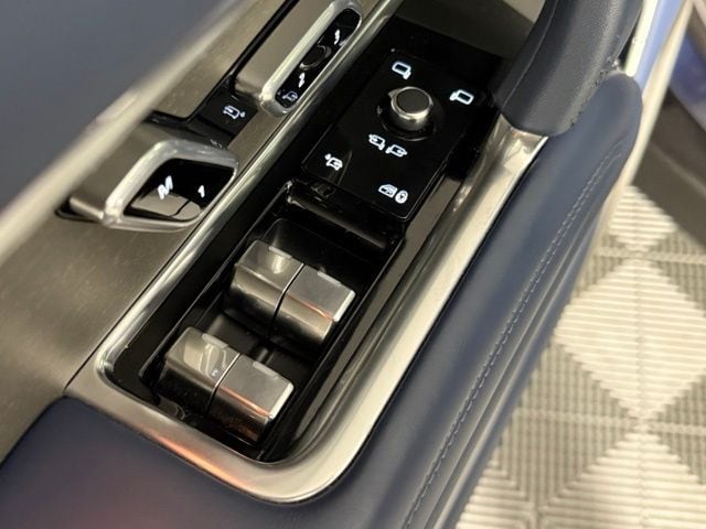 2025 Land Rover Range Rover SV - Photo 22