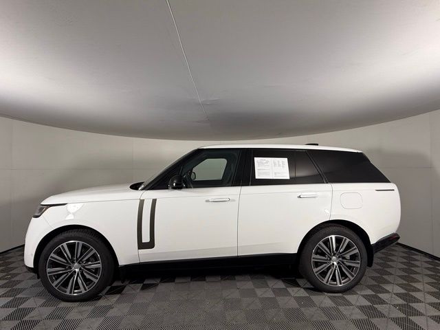 2023 Land Rover Range Rover SE photo 3