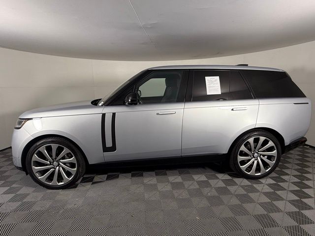 2023 Land Rover Range Rover SE photo 4