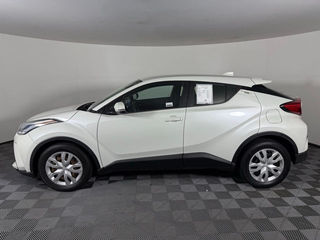 2021 Toyota C-HR LE photo 4