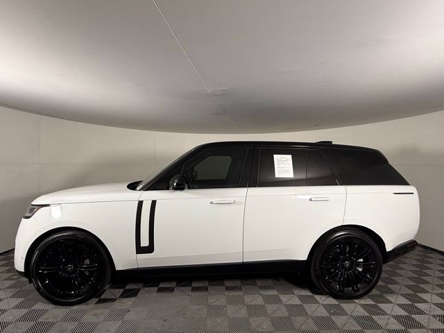 2025 Land Rover Range Rover SE photo 3