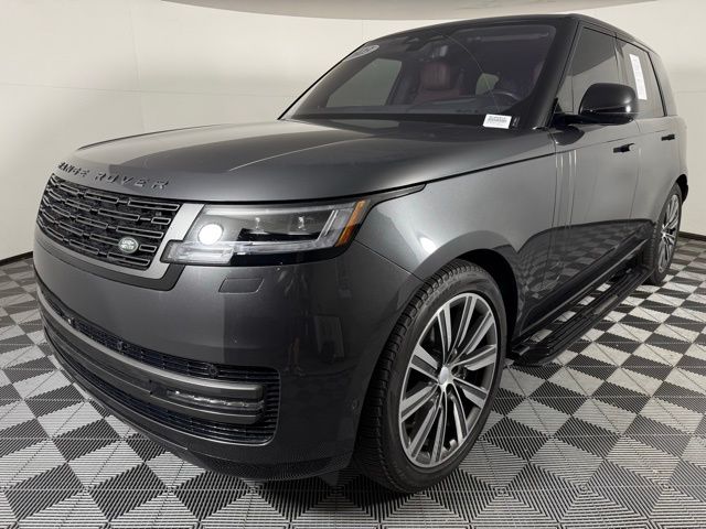 2023 Land Rover Range Rover SE photo 3