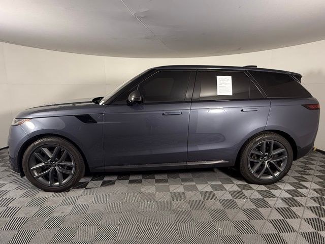 2023 Land Rover Range Rover Sport SE photo 3