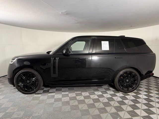 2023 Land Rover Range Rover SE photo 4