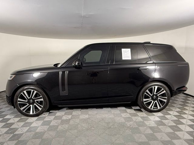 2023 Land Rover Range Rover SE photo 4