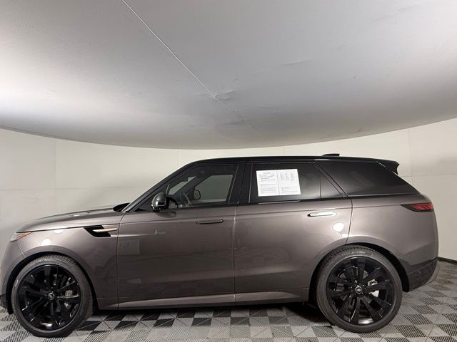 2025 Land Rover Range Rover Sport SE photo 3