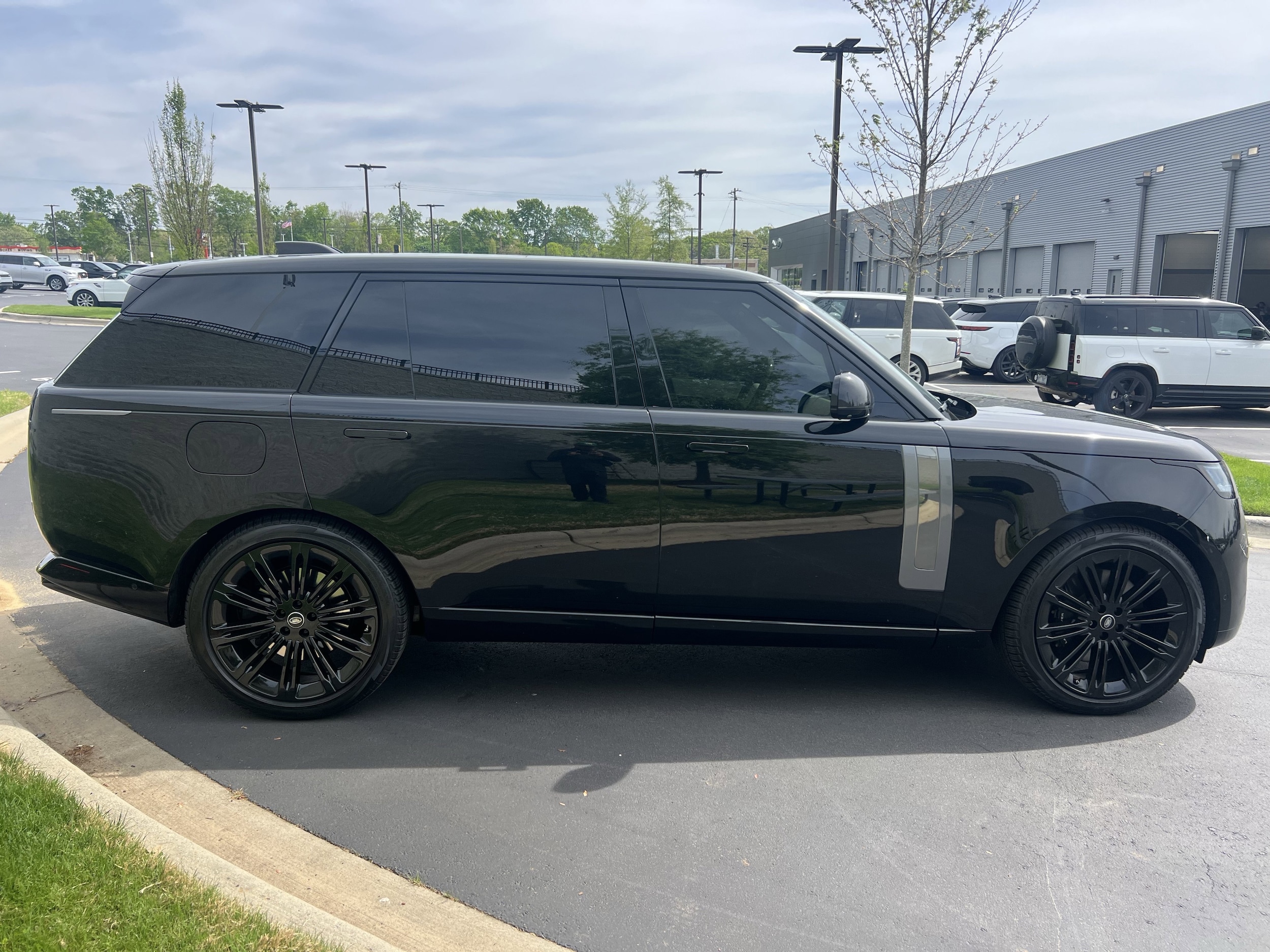 2024 Land Rover Range Rover SE photo 6