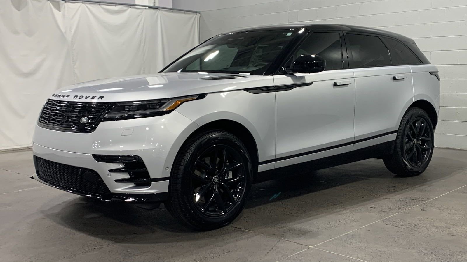 2025 Land Rover Range Rover Velar Dynamic SE's photo