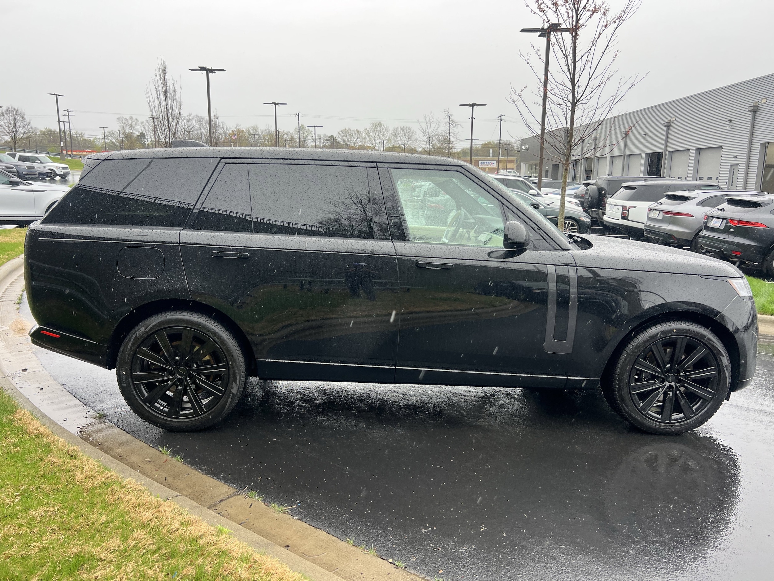 2025 Land Rover Range Rover SE photo 6