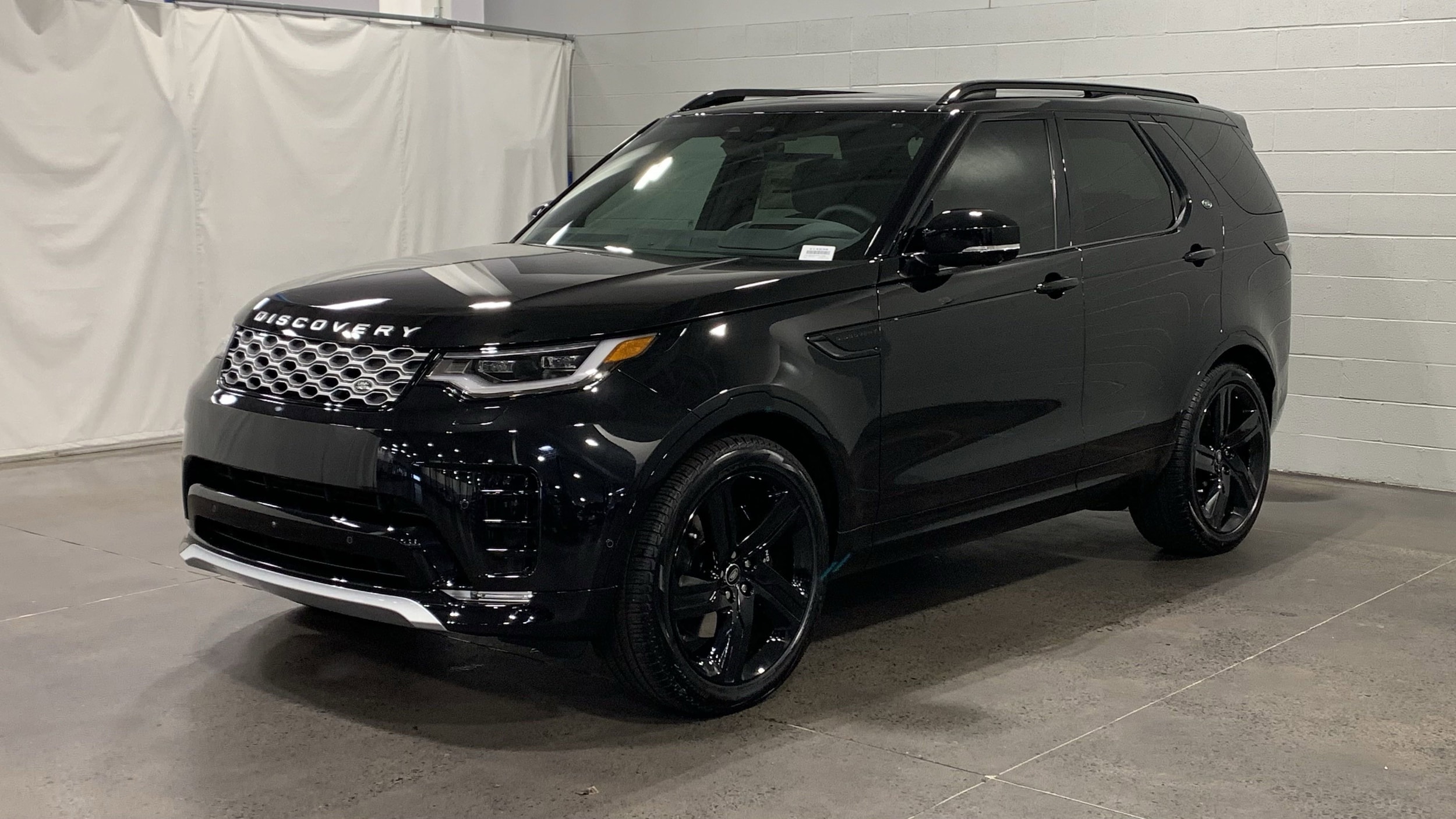 2025 Land Rover Discovery Metropolitan Edition's photo