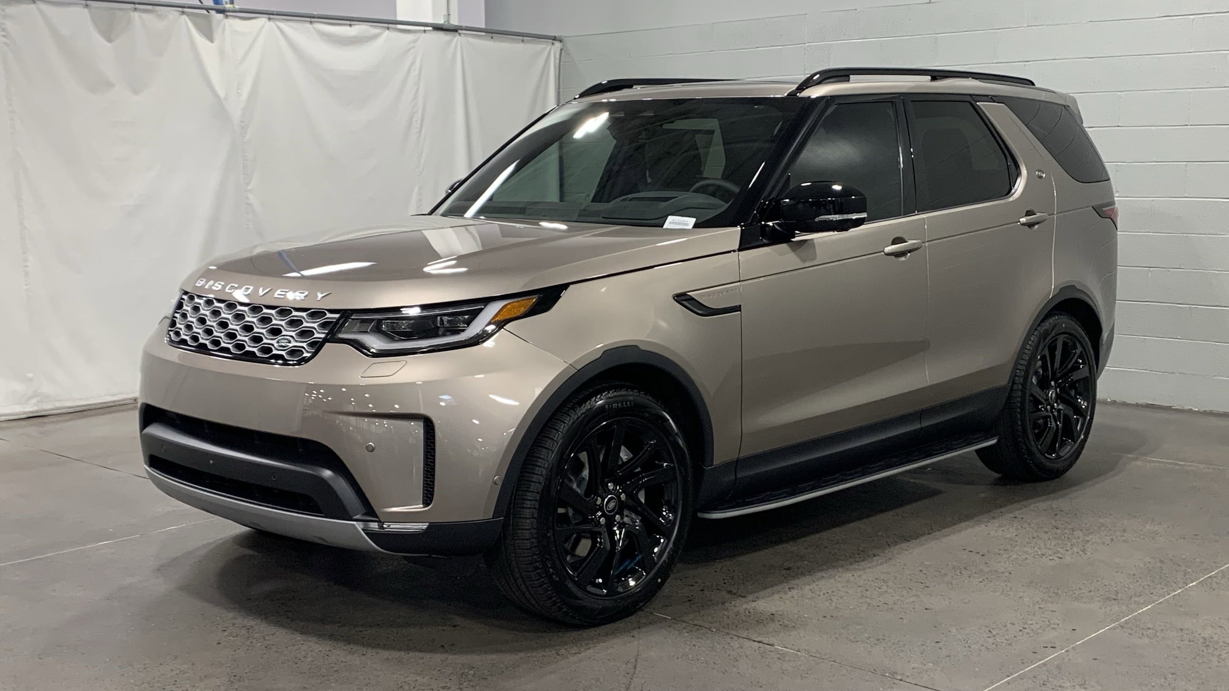 2025 Land Rover Discovery S's photo