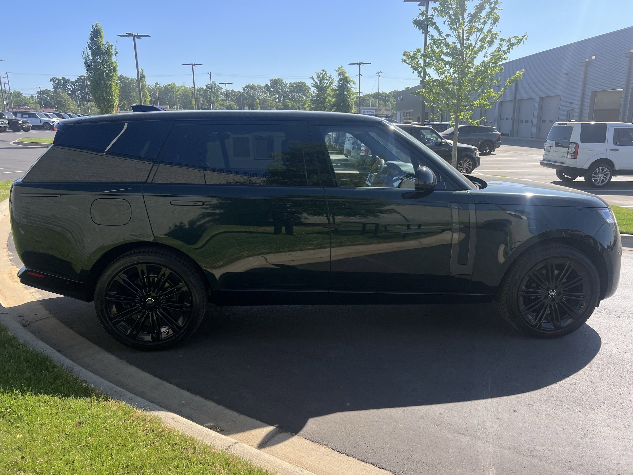 2025 Land Rover Range Rover SE photo 6