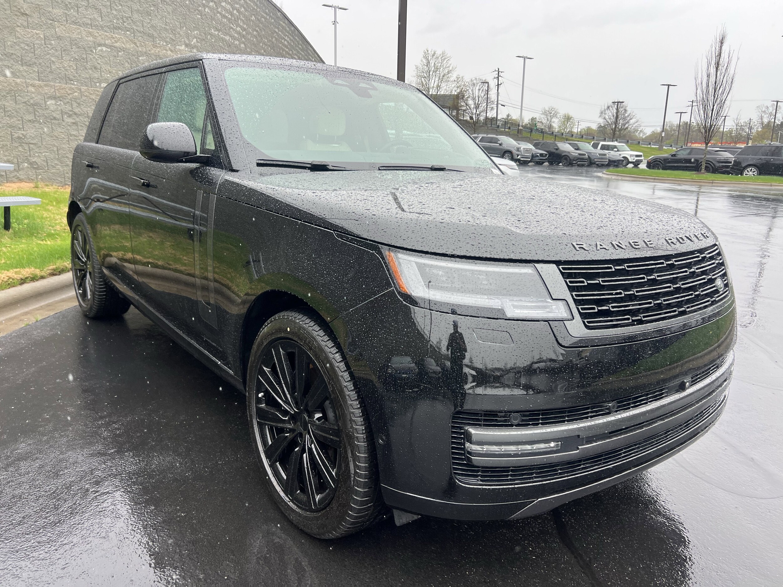 2025 Land Rover Range Rover SE photo 3