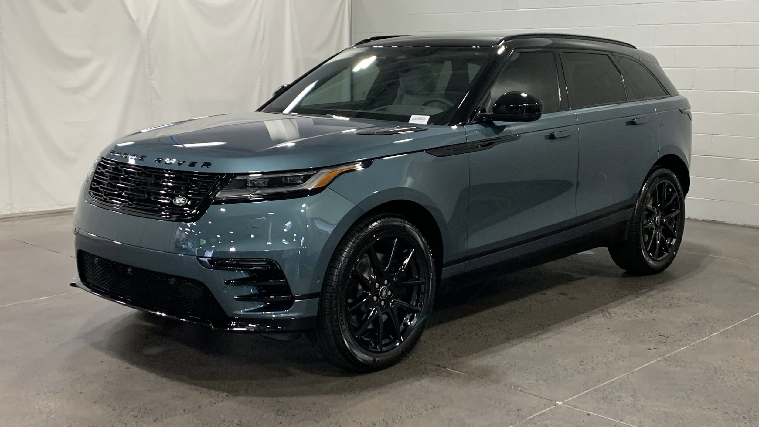 2026 Land Rover Range Rover Velar Dynamic SE's photo