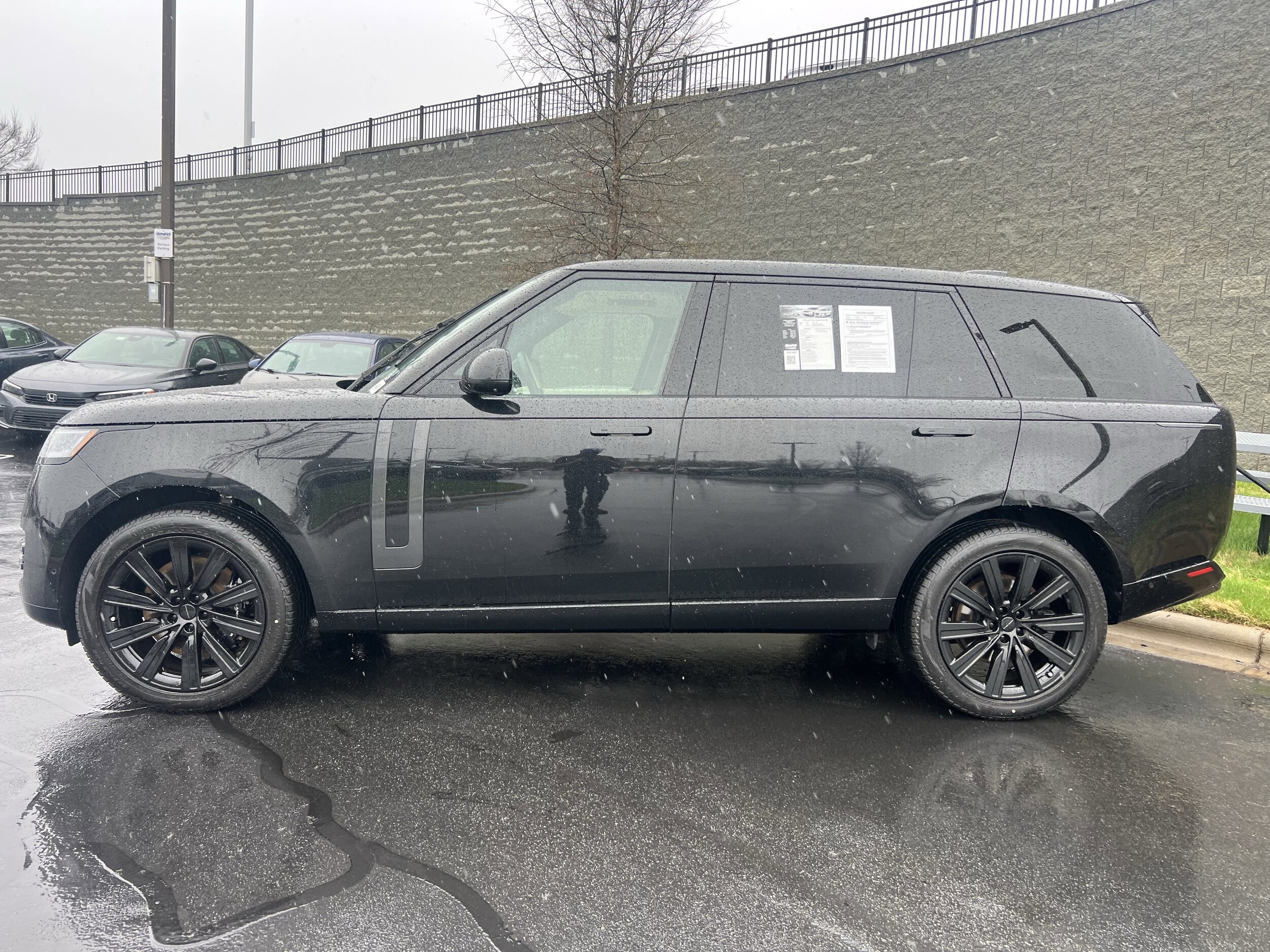 2025 Land Rover Range Rover SE photo 2