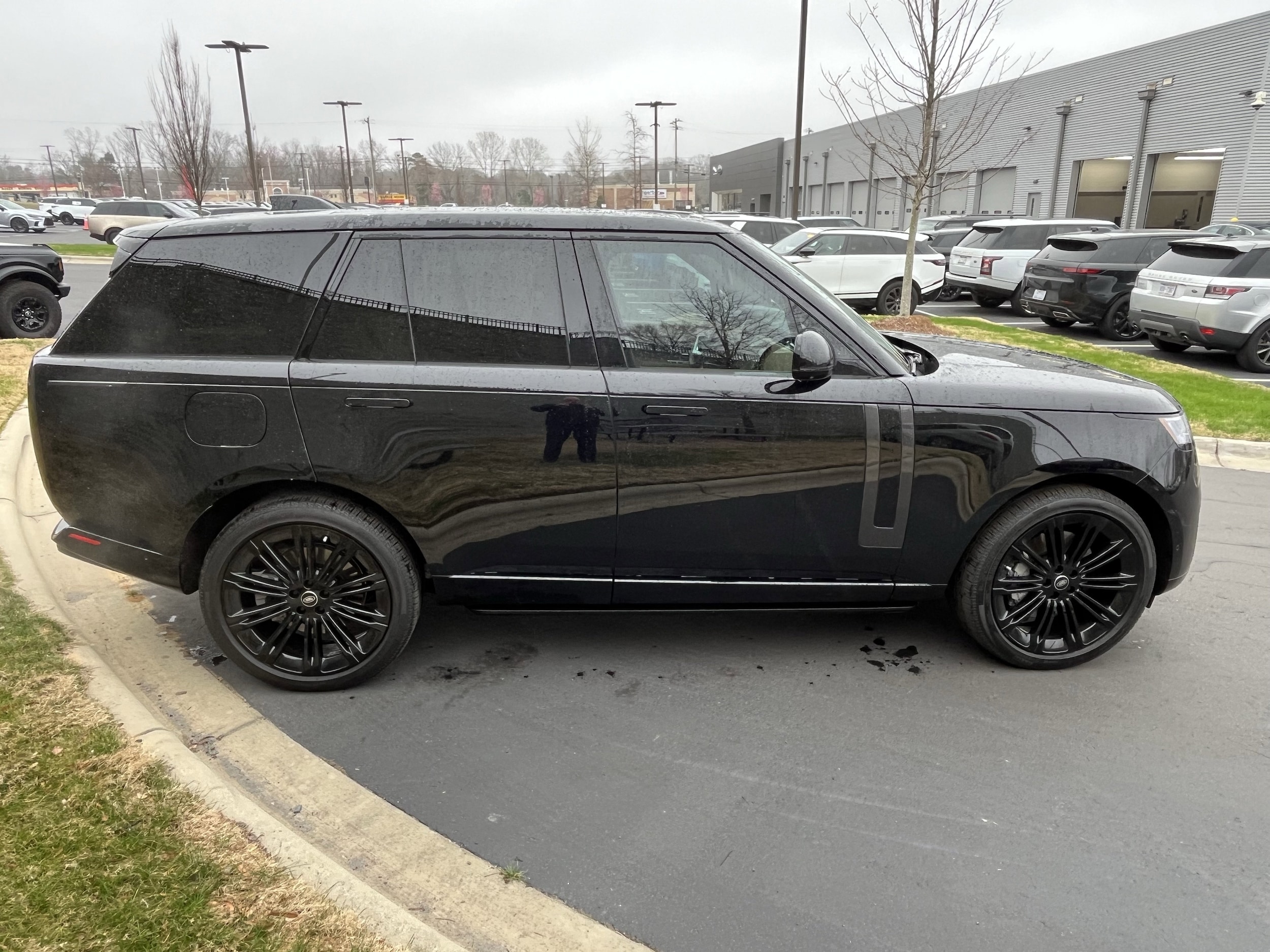 2025 Land Rover Range Rover SE photo 6