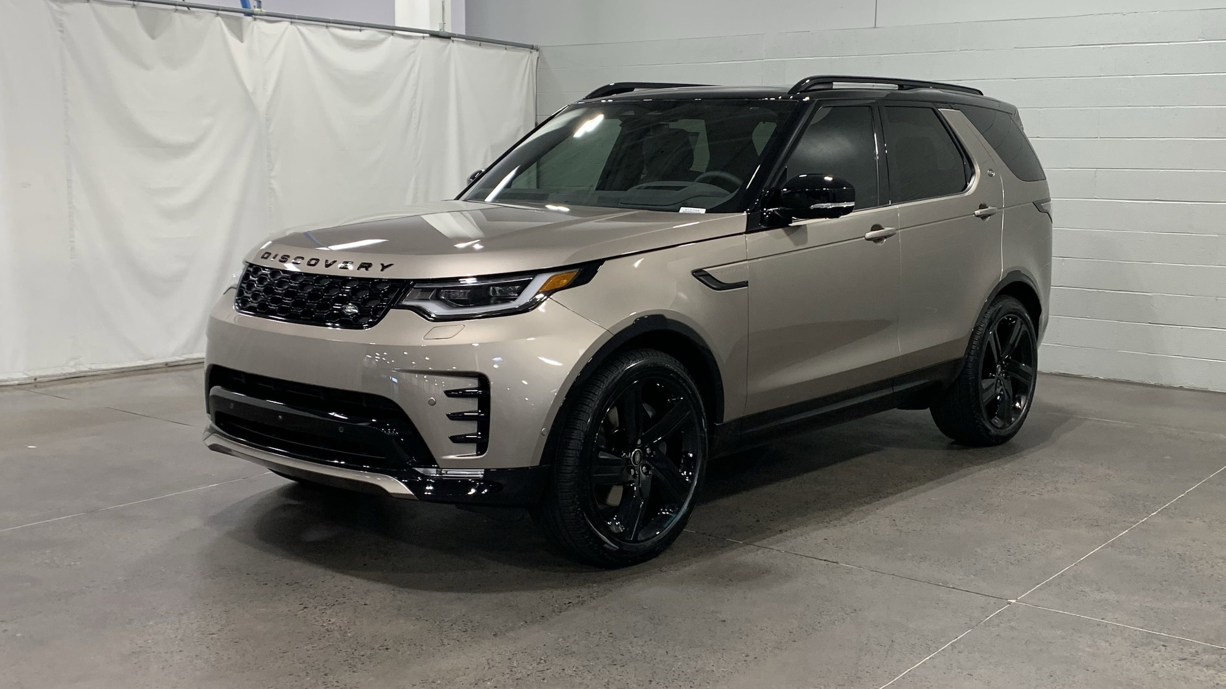 2025 Land Rover Discovery Dynamic SE's photo
