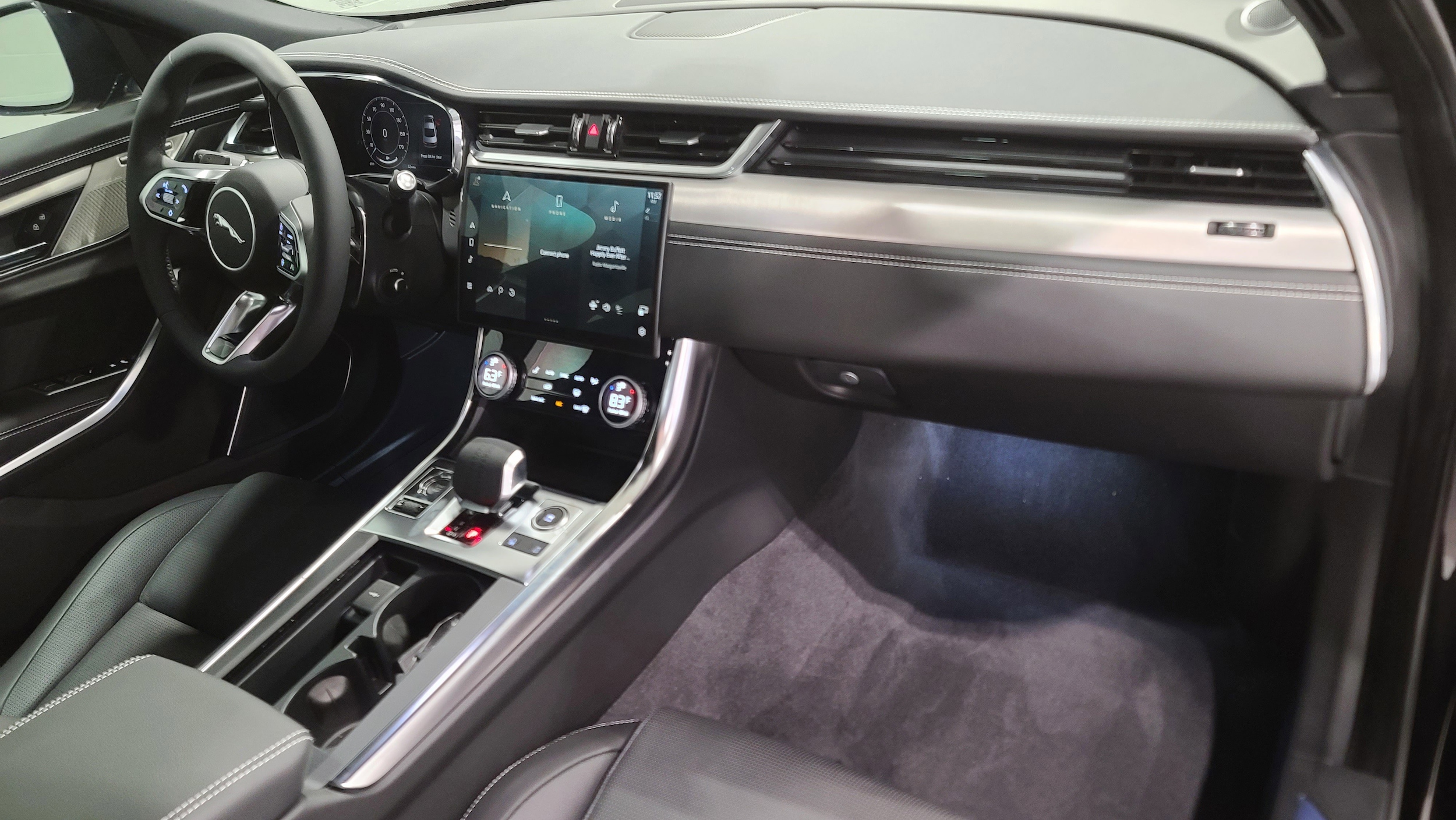 2024 Jaguar XF R-Dynamic SE photo 3