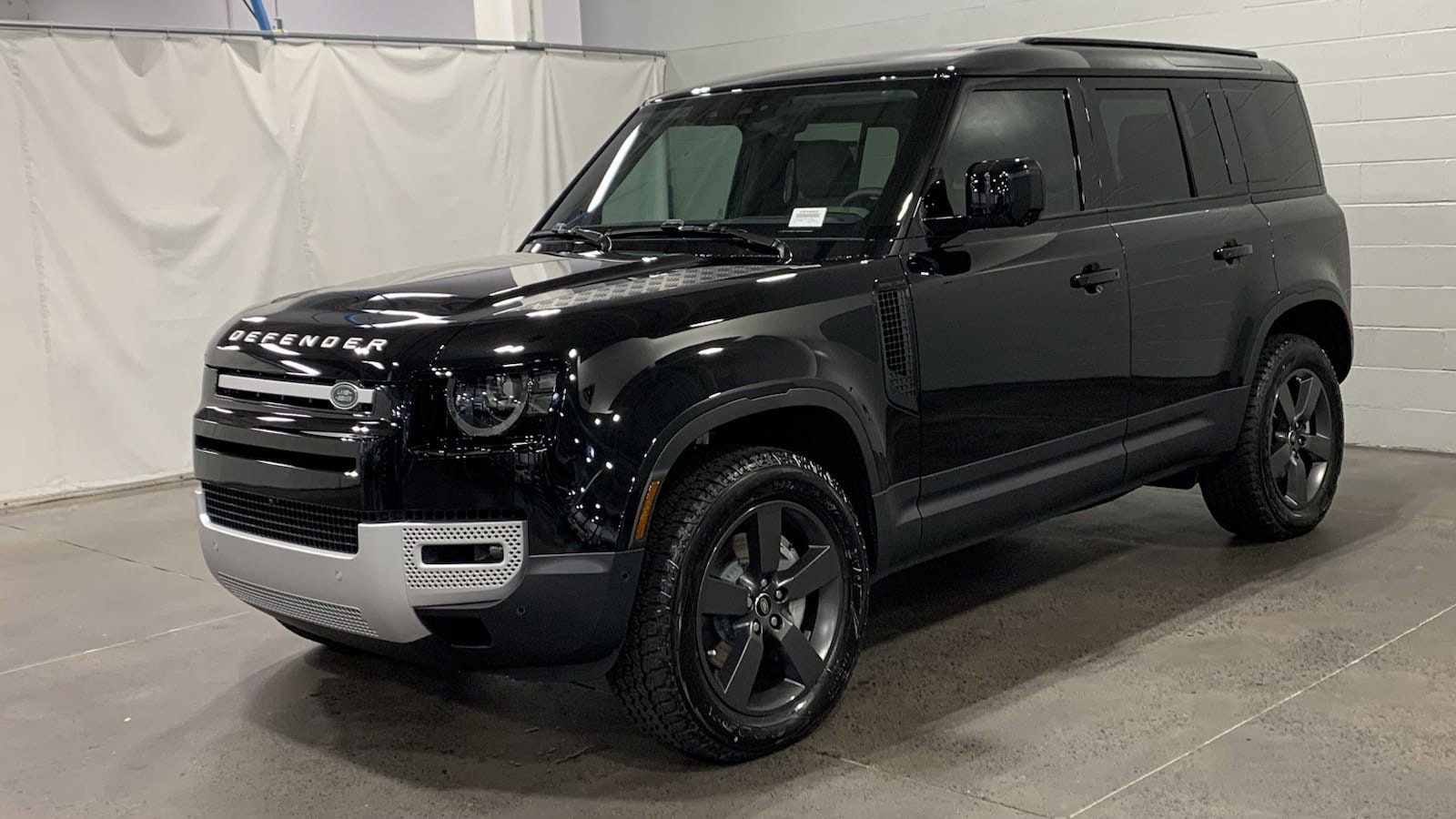 2025 Land Rover Defender S's photo