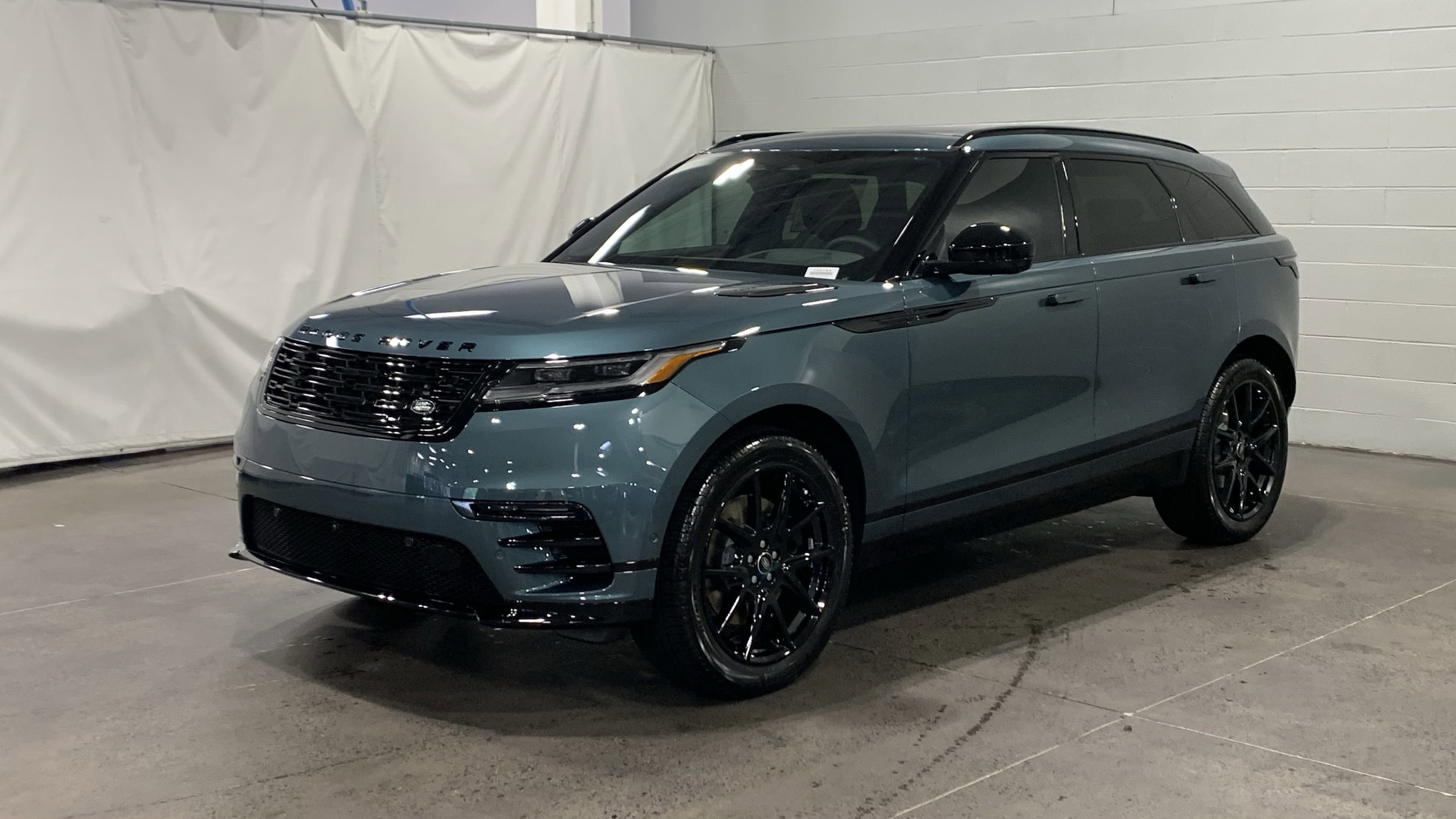 2026 Land Rover Range Rover Velar Dynamic SE's photo