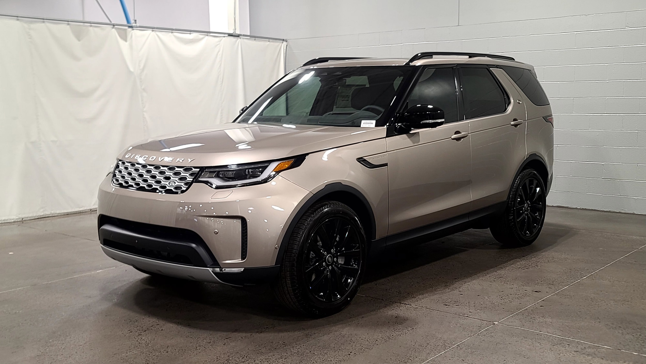 2026 Land Rover Discovery P300 S's photo