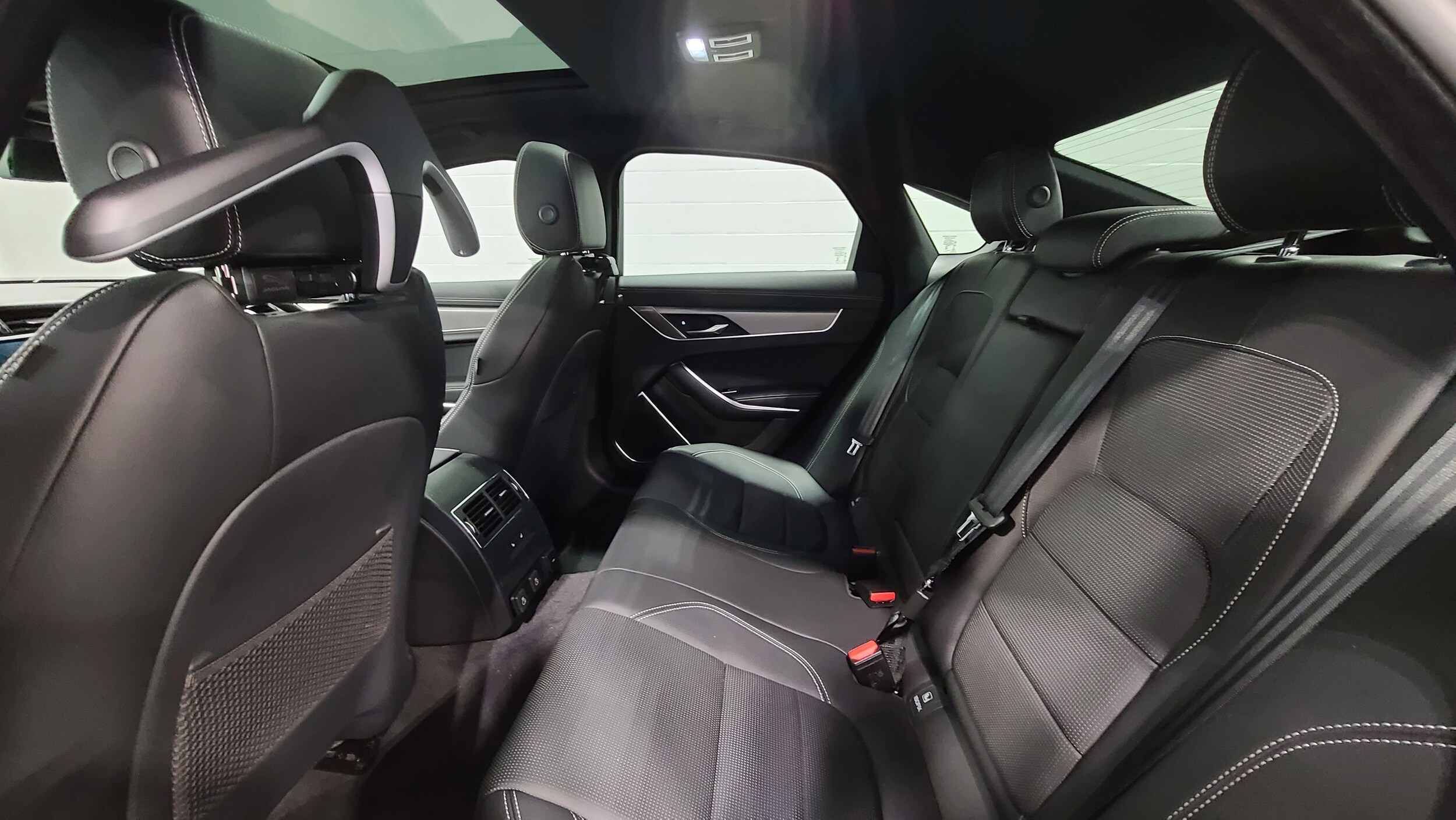 2024 Jaguar XF R-Dynamic SE photo 5