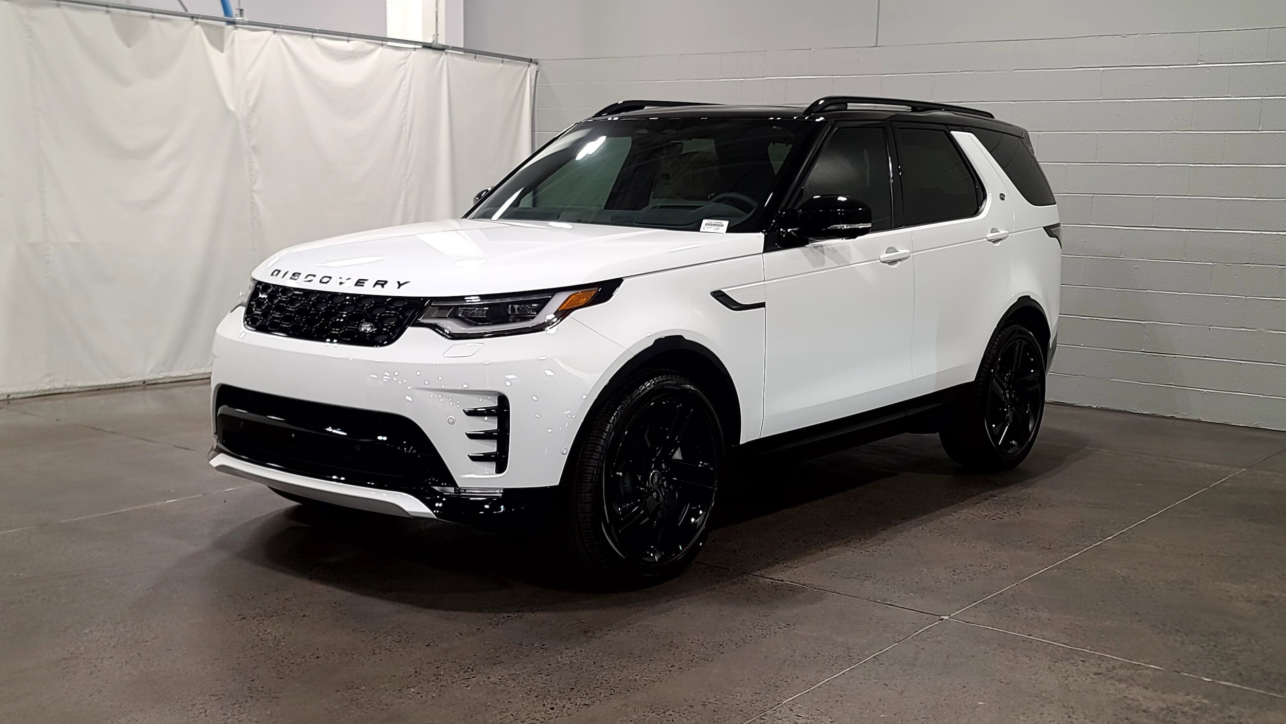 2026 Land Rover Discovery P300 Dynamic SE's photo