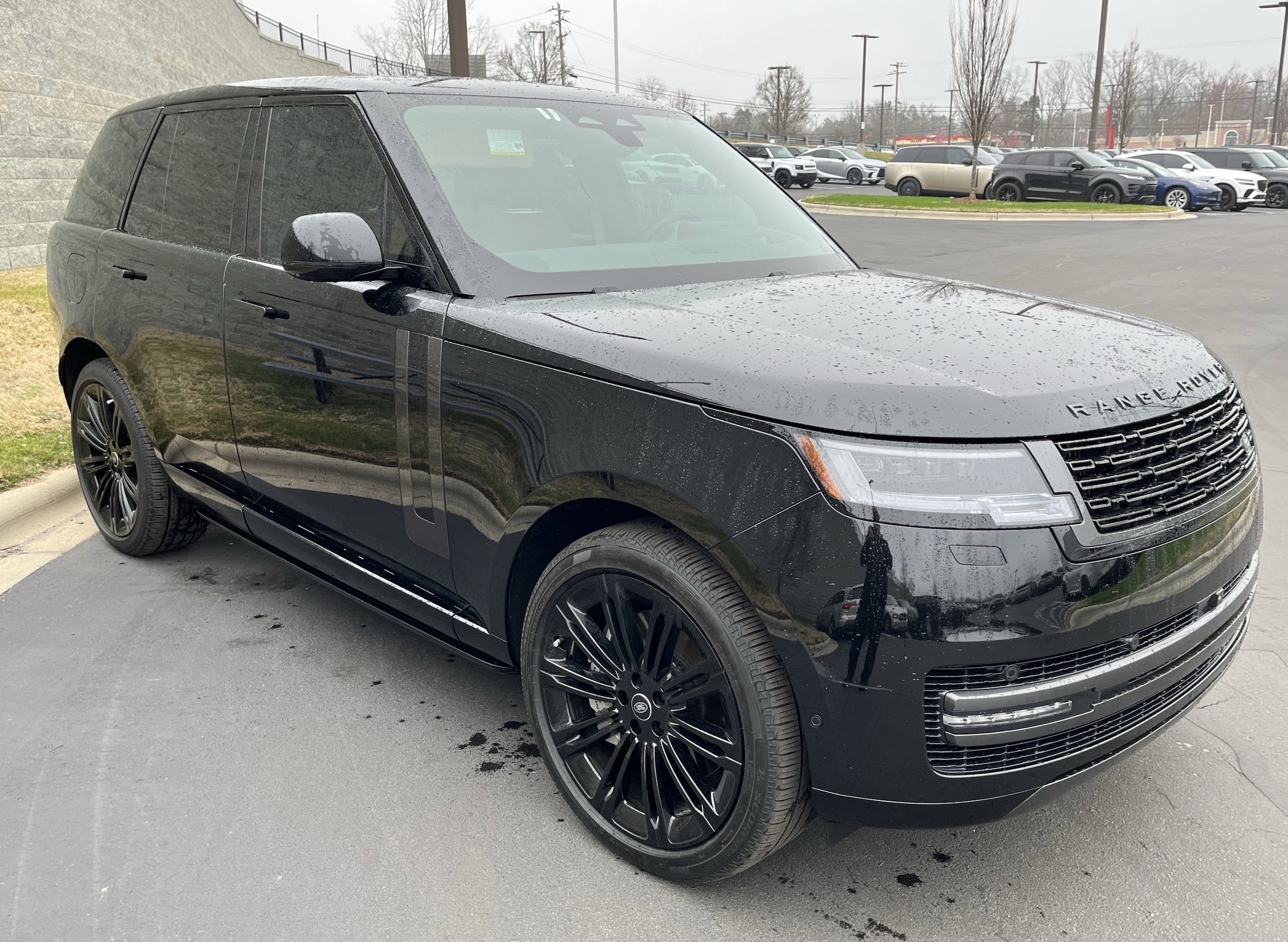 2025 Land Rover Range Rover SE photo 3