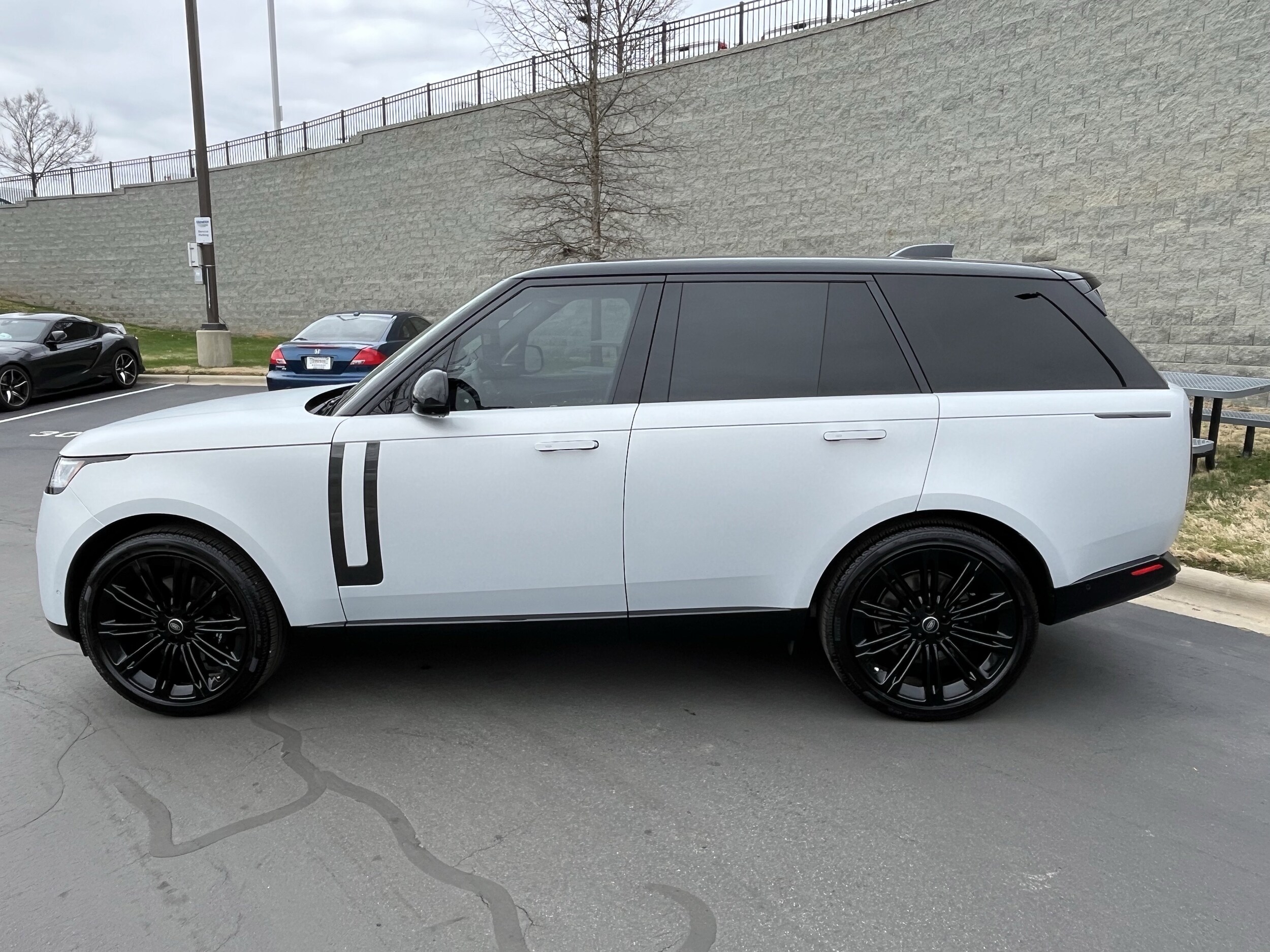 2025 Land Rover Range Rover SE photo 2