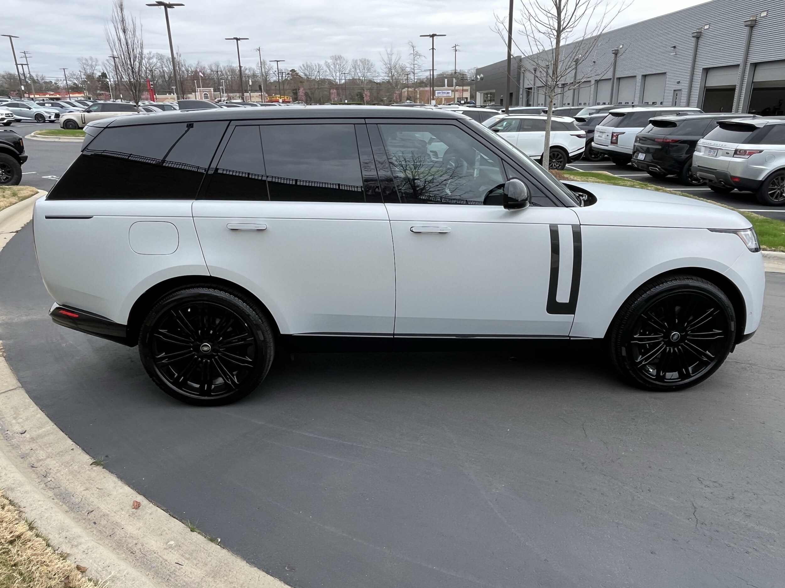 2025 Land Rover Range Rover SE photo 6
