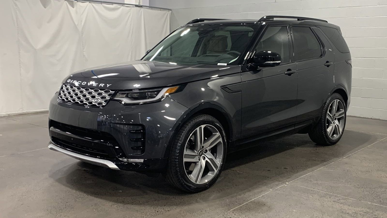 2025 Land Rover Discovery Metropolitan Edition's photo