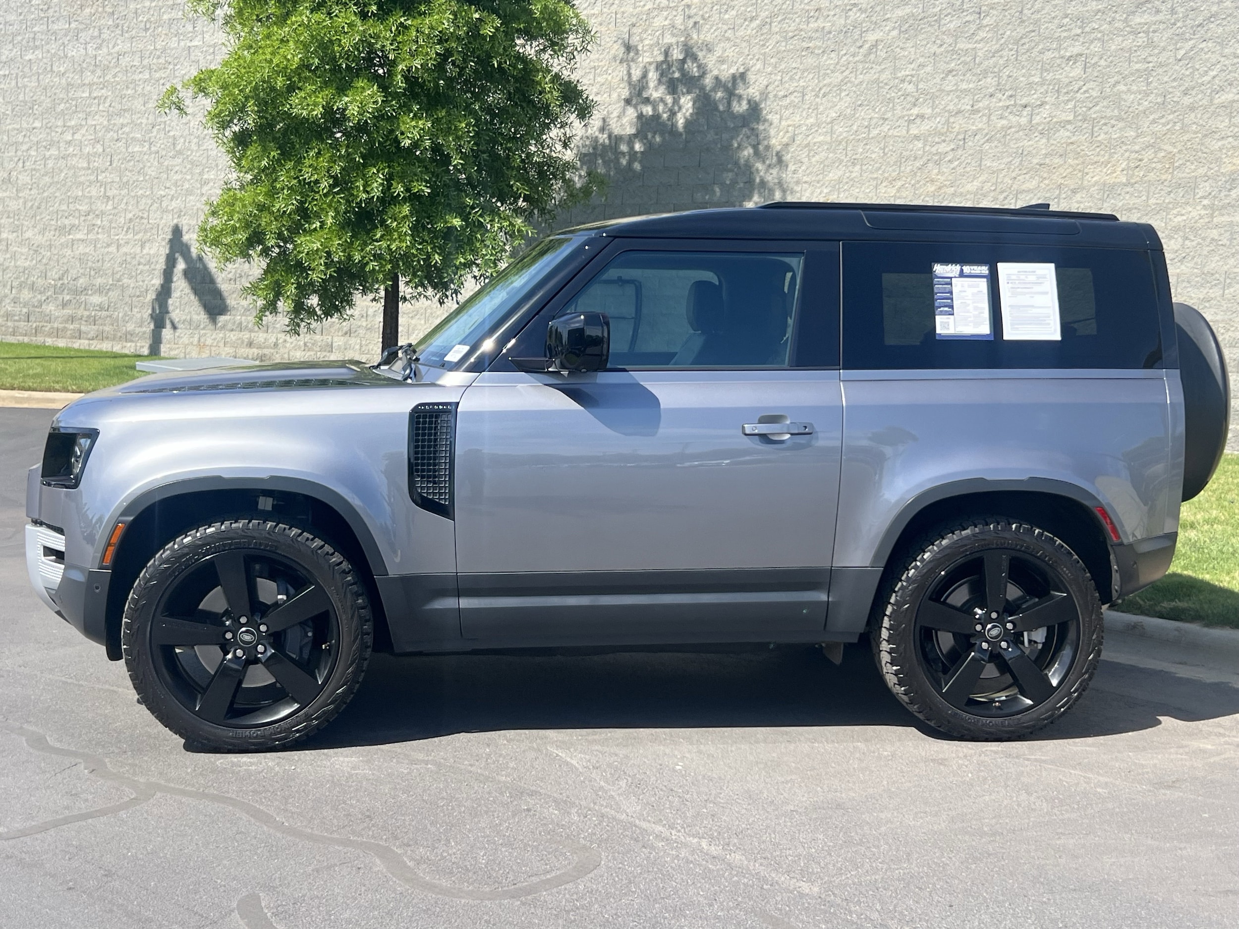 2023 Land Rover Defender 90 SE AWD photo 2