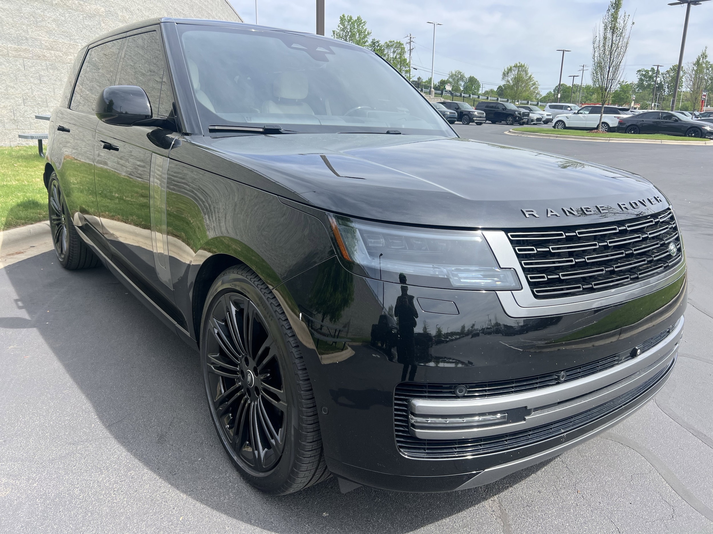 2024 Land Rover Range Rover SE photo 3