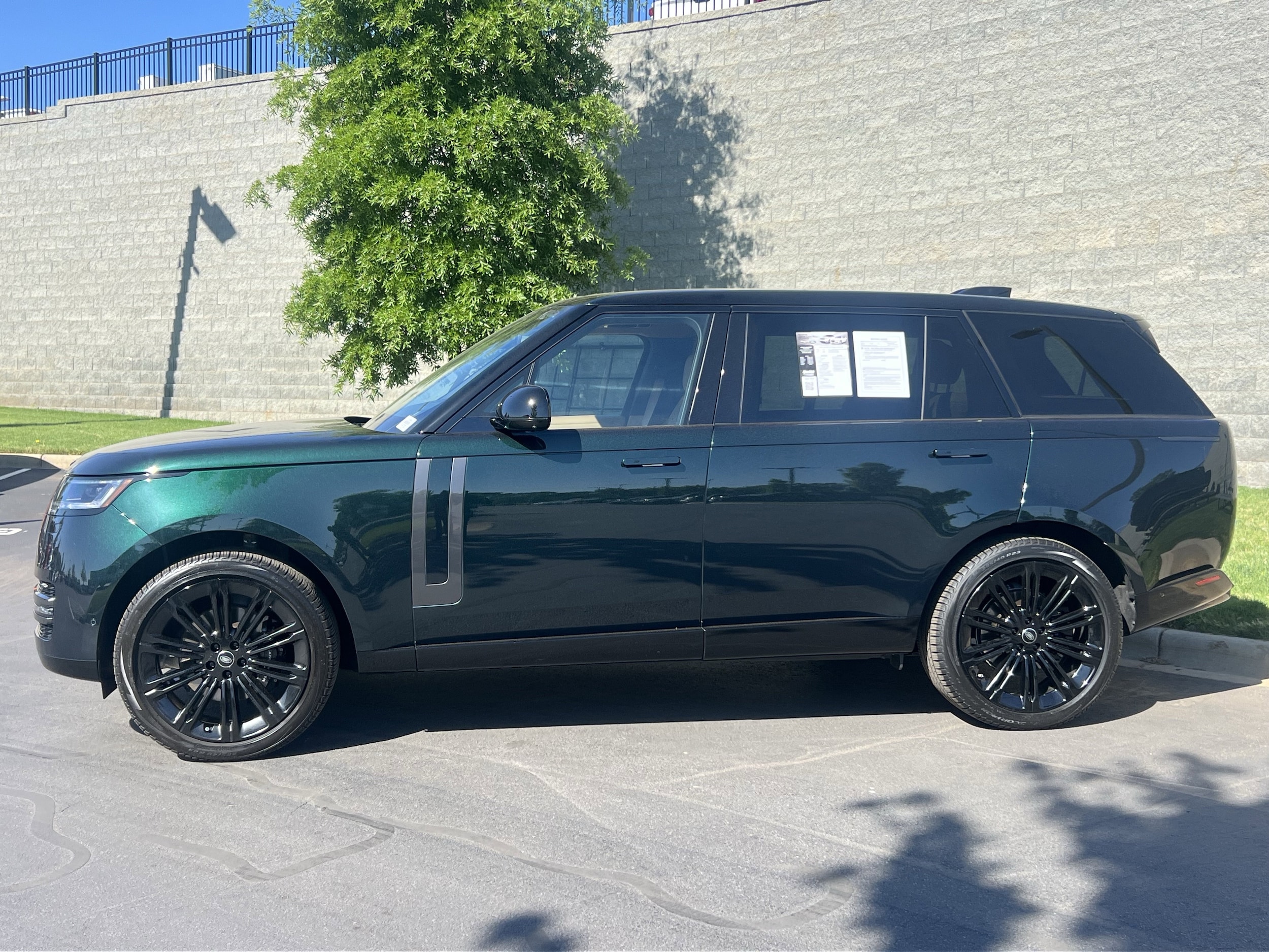 2025 Land Rover Range Rover SE photo 2