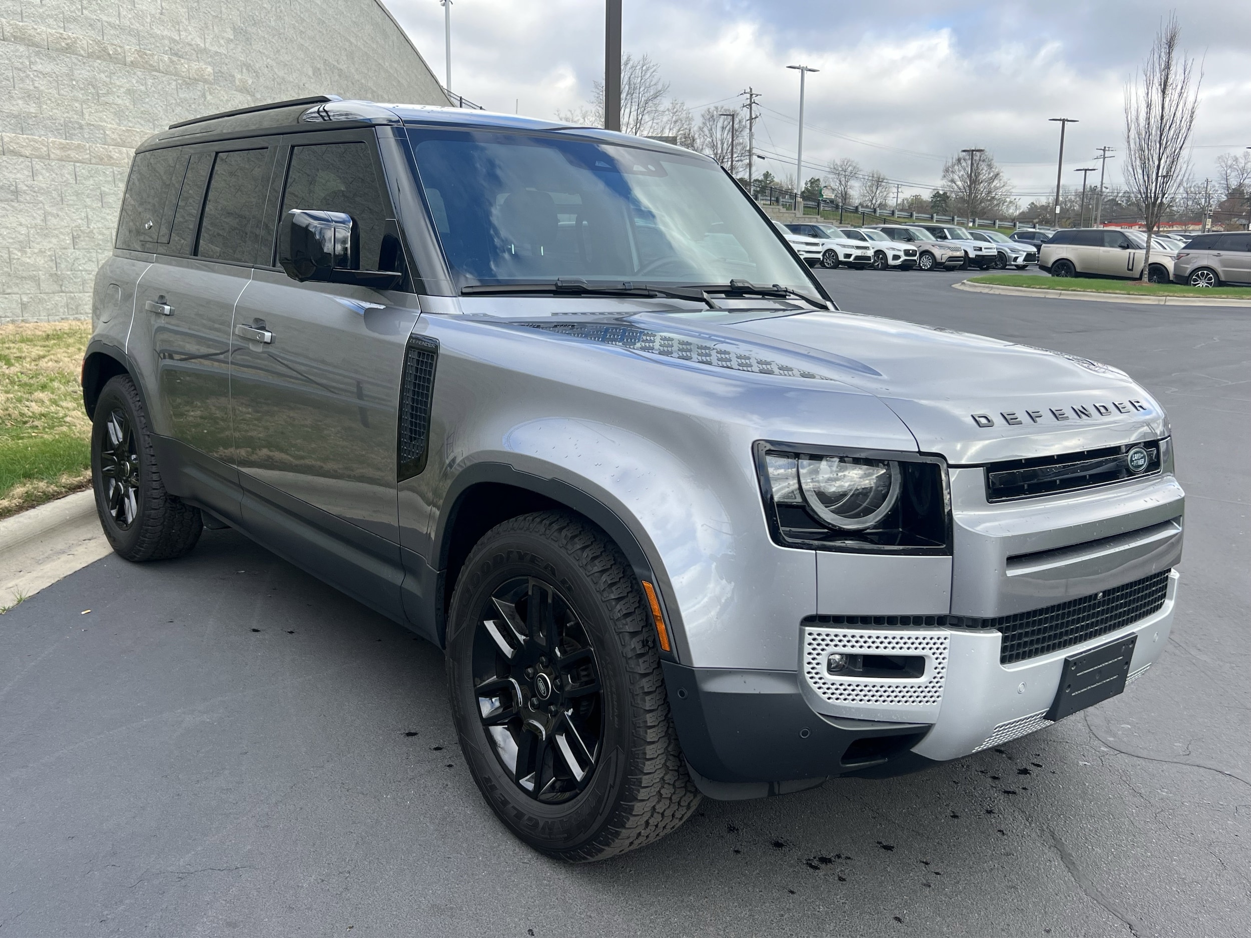 2024 Land Rover Defender S photo 3