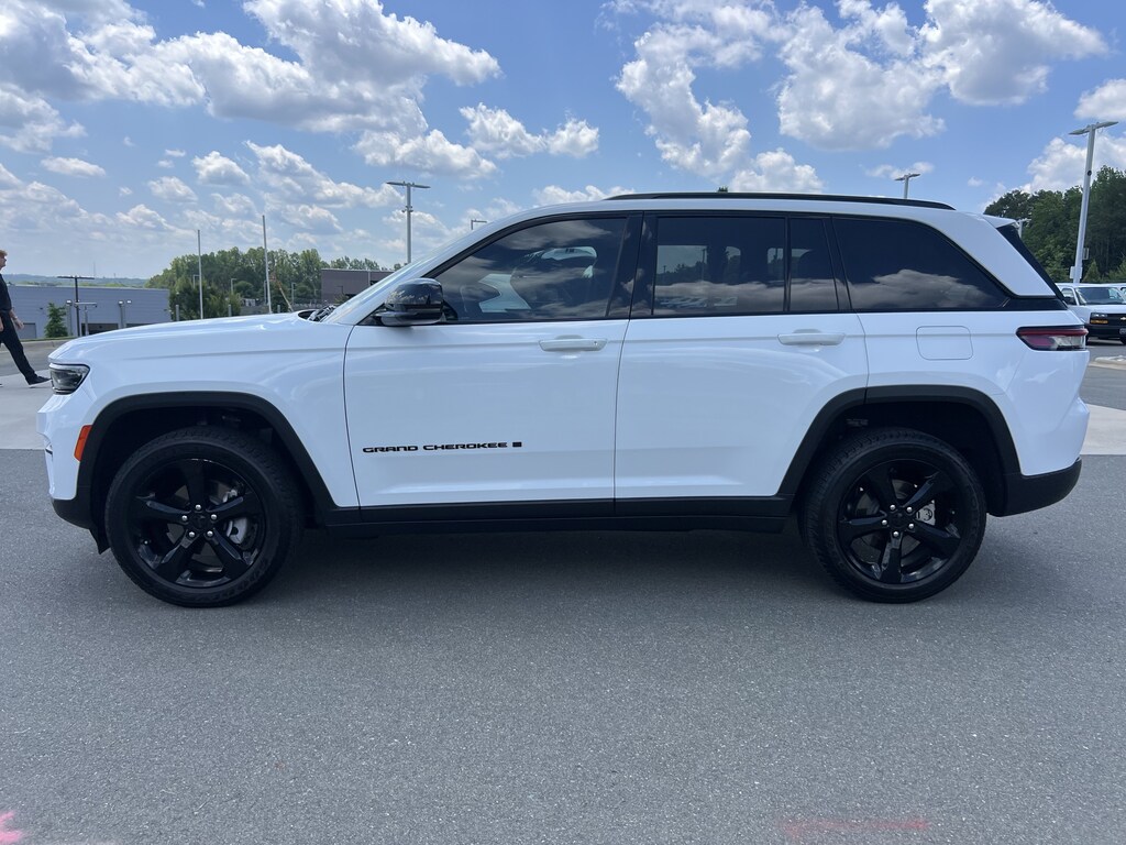Used 2023 Jeep Grand Cherokee Altitude SUV
