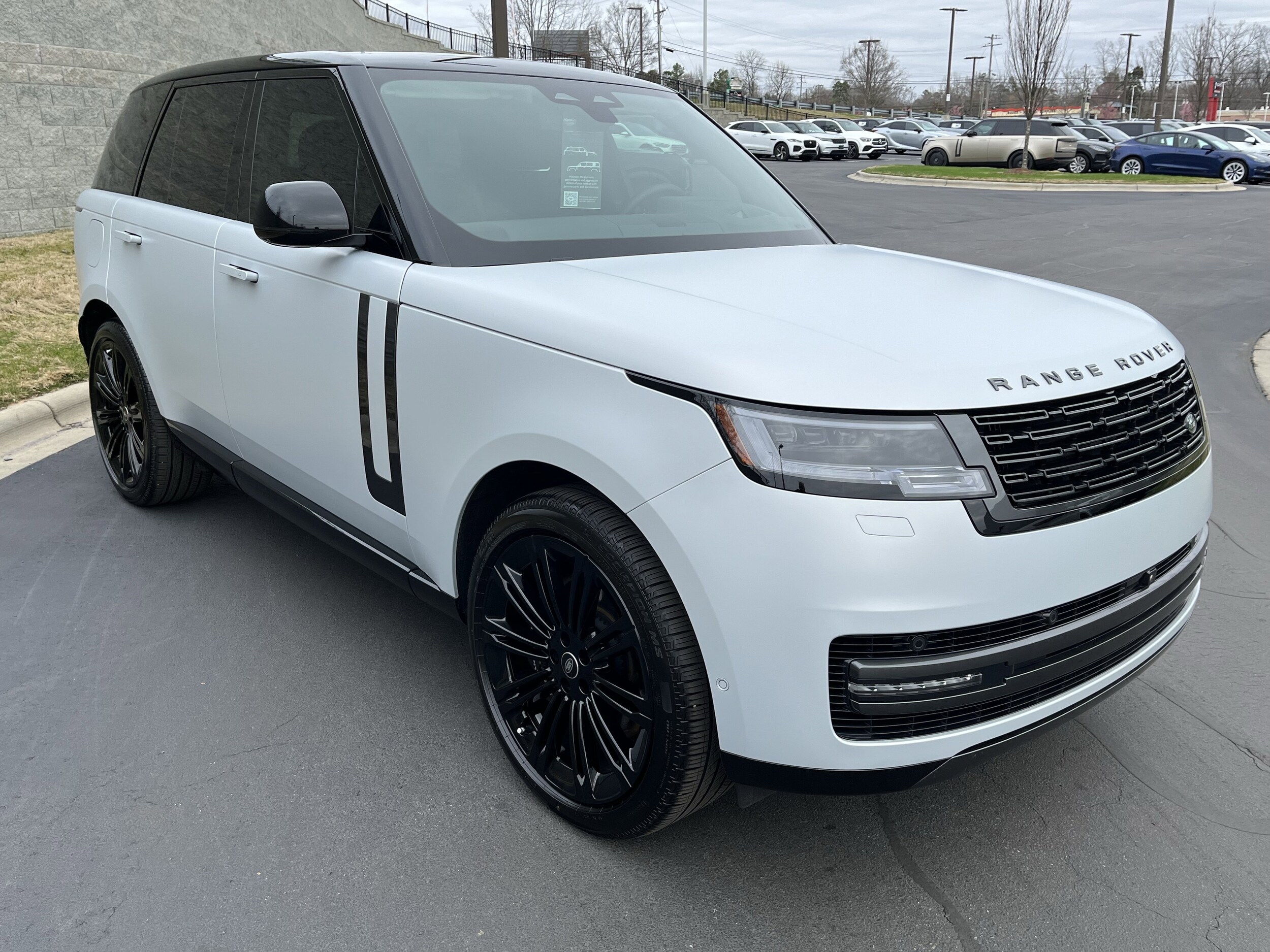 2025 Land Rover Range Rover SE photo 3